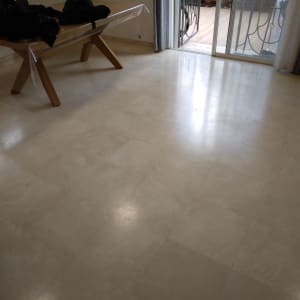 רצפה נקייה ליד דלת זכוכית פתוחה