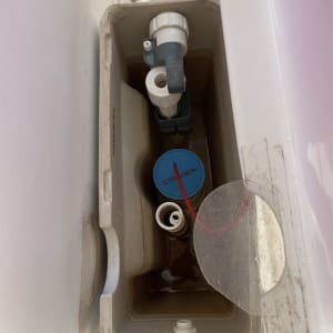 מיכל הדחה עם חלקים פנימיים וצינור