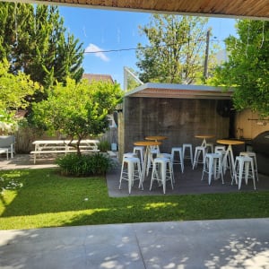 שולחנות וכיסאות להשכרה באירועים בחצר ירוקה
