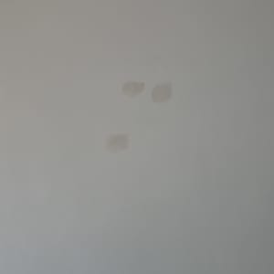 קיר עם תיקוני צבע קטנים