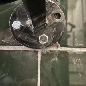 תמונה של חיבור מתכת לקיר אריחים ירוקים