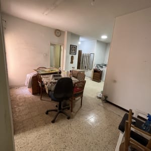 חדר עם רהיטים וציוד, קירות לבנים