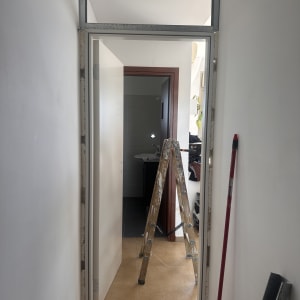 דלת מותקנת עם סולם וכלי עבודה