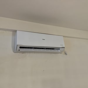 מזגן מותקן על קיר בחדר פנימי