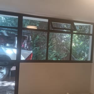 חלון אלומיניום עם מסגרת שחורה