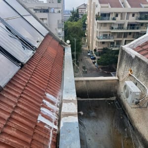 גג עם רעפים וכלי עבודה על גג בניין