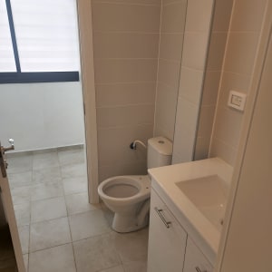 חדר אמבטיה עם שירותים וכיור