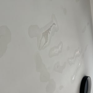 כתמי רטיבות על קיר לבן