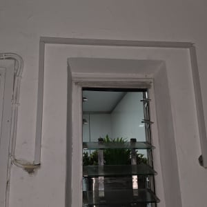 צינורות חשמל מותקנים על קיר לבן