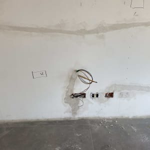 חוטי חשמל יוצאים מקיר עם שקעים פתוחים