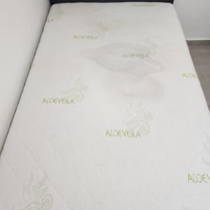 מזרן עם כתמים על רקע לבן