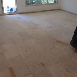 רצפה מלוכלכת עם כתמי מים ונעליים