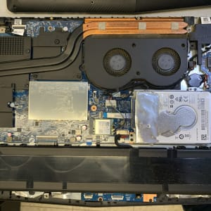 חלקים פנימיים של מחשב נייד עם מאווררים וכונן קשיח