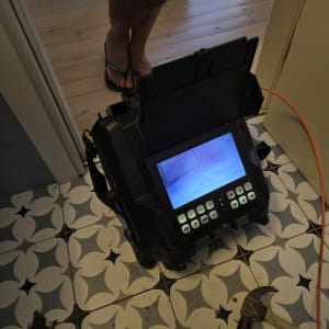 מכשיר איתור נזילות על רצפה עם פטיש וכבל כתום