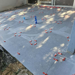 ריצוף חדש עם פלס ומרווחים אדומים