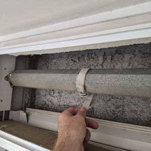 תיקון והחלפת רצועת תריס גלילה בארגז התריס