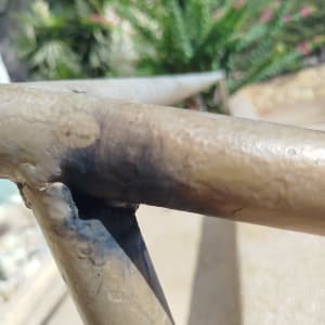 תמונה של ריתוך על צינור מתכת