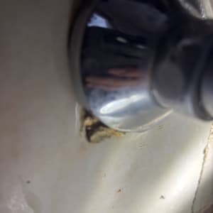 נזילה סביב ברז על קיר קרמיקה