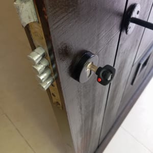 דלת עם מנעול ומפתח בתוכה