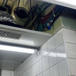 מרכזיית צנרת מים עם צינורות פקס ומד מים מעל התקרה