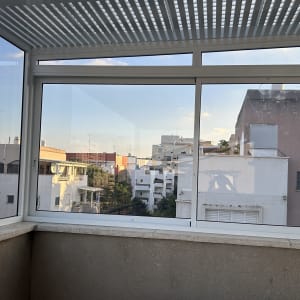 מסגרת אלומיניום לחלון זכוכית במרפסת