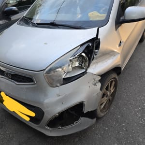 נזק לרכב עם פגוש קדמי שבור ופנס פגום