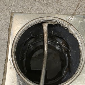 כלי עבודה בתוך צינור ביוב