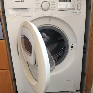 מכונת כביסה עם דלת פתוחה להעמסת בגדים