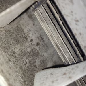 תמונה של חלק פנימי של מזגן עם לכלוך ואבק