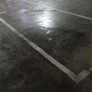 חניון ריק עם רצפה רטובה ונקייה