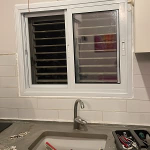 חלון אלומיניום עם תריסים במטבח