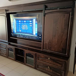 ארון עץ כהה עם דלתות הזזה