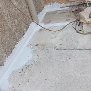 איטום גג עם חומר לבן בפינות ובחיבורים