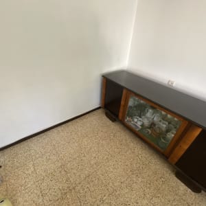 ארון עם כלים, שקע חשמל על הקיר