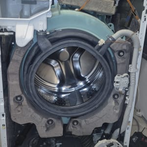 מכונת כביסה פתוחה עם חלקים פנימיים גלויים