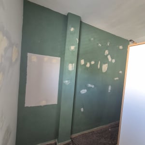 קיר צבוע בירוק עם תיקוני צבע