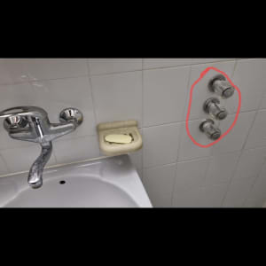 ברזים וכיור בחדר אמבטיה