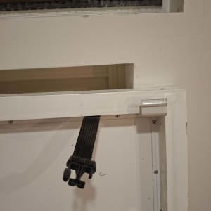 חלק ממנגנון תריס עם רצועה שחורה