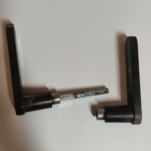 שני חלקי מתכת שחורים על רקע לבן