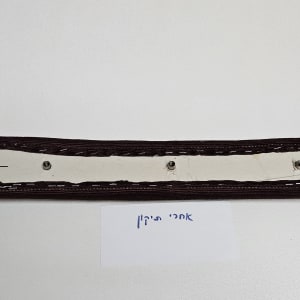 חלק מרופד עם ברגים על שולחן לבן