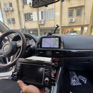 מערכת ניווט ברכב עם חלקים פנימיים מוצגים