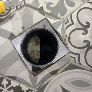 פתיחת סתימה וניקוי קופסת ניקוז ברצפת אריחים