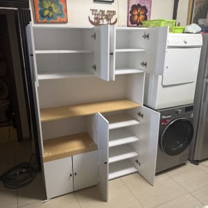 ארון פתוח עם מדפים ודלתות במטבח