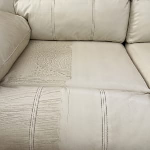 ספה עם סימני ניקוי חלקיים