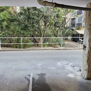 צללית של משאית ואקום על הכביש