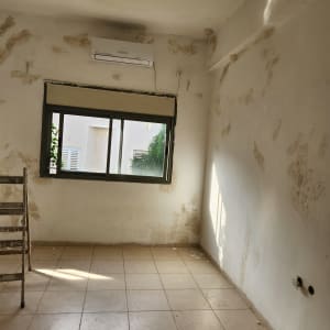 קירות עם סימני תיקון, סולם מתכת בחדר