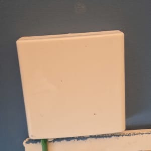 שקע תקשורת עם כבלים מחוברים לקיר