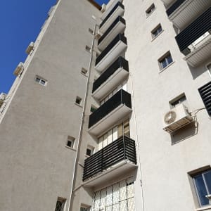 בניין מגורים עם מרפסות ומזגן חיצוני