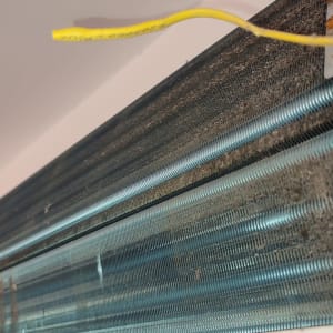 יחידת מיזוג אוויר עם צינור צהוב