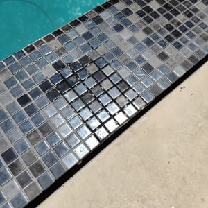 אריחי פסיפס מותקנים ליד בריכה